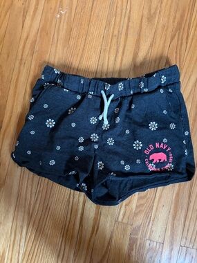 EUC girl’s Old Navy Navy Daisy Print Shorts with Pink Logo size 14/16